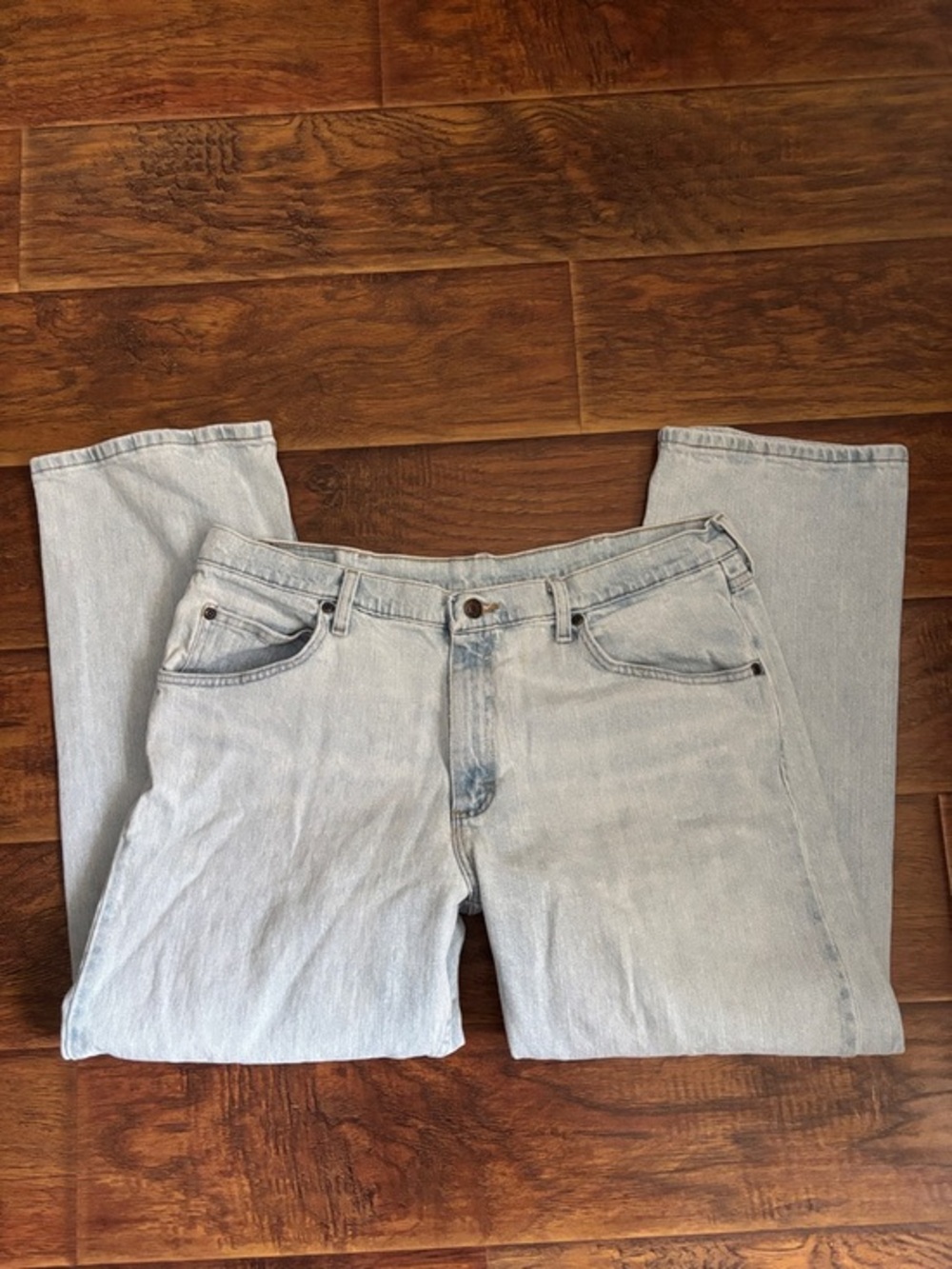 Excellent condition Wrangler light wash jeans 36 x 29 well made